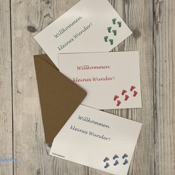 Willkommen-Baby-Box-Muetze-Halstuch-Karte-personalisiert