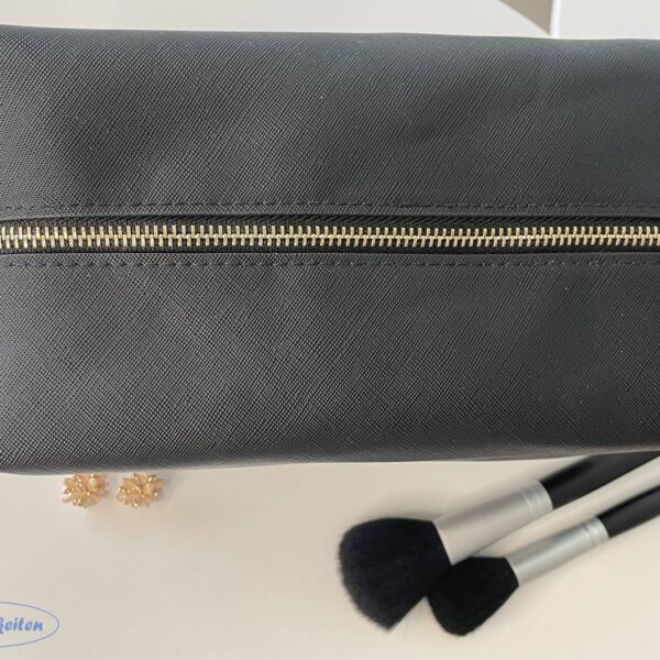 Kosmetiktasche-beauty-bag-schwarz-black-gold-name